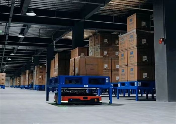 獻(xiàn)禮卅五華誕｜衛(wèi)華35臺AGV搬運(yùn)機(jī)器人 批量交付，引 領(lǐng)倉儲智能化新潮流